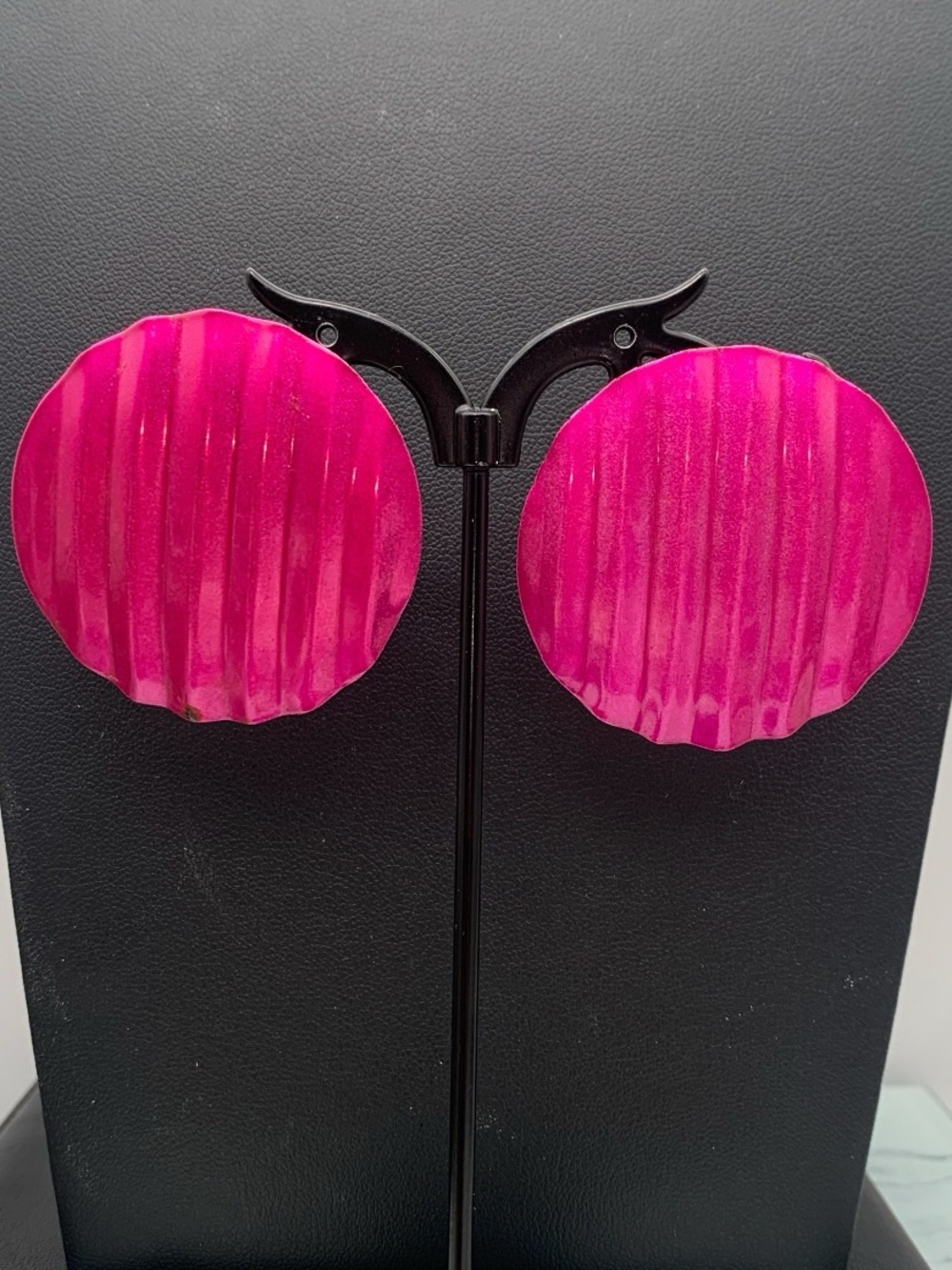 Vintage 80’s Fuschia Pink Ribbed Metal large but light round pierced earrings